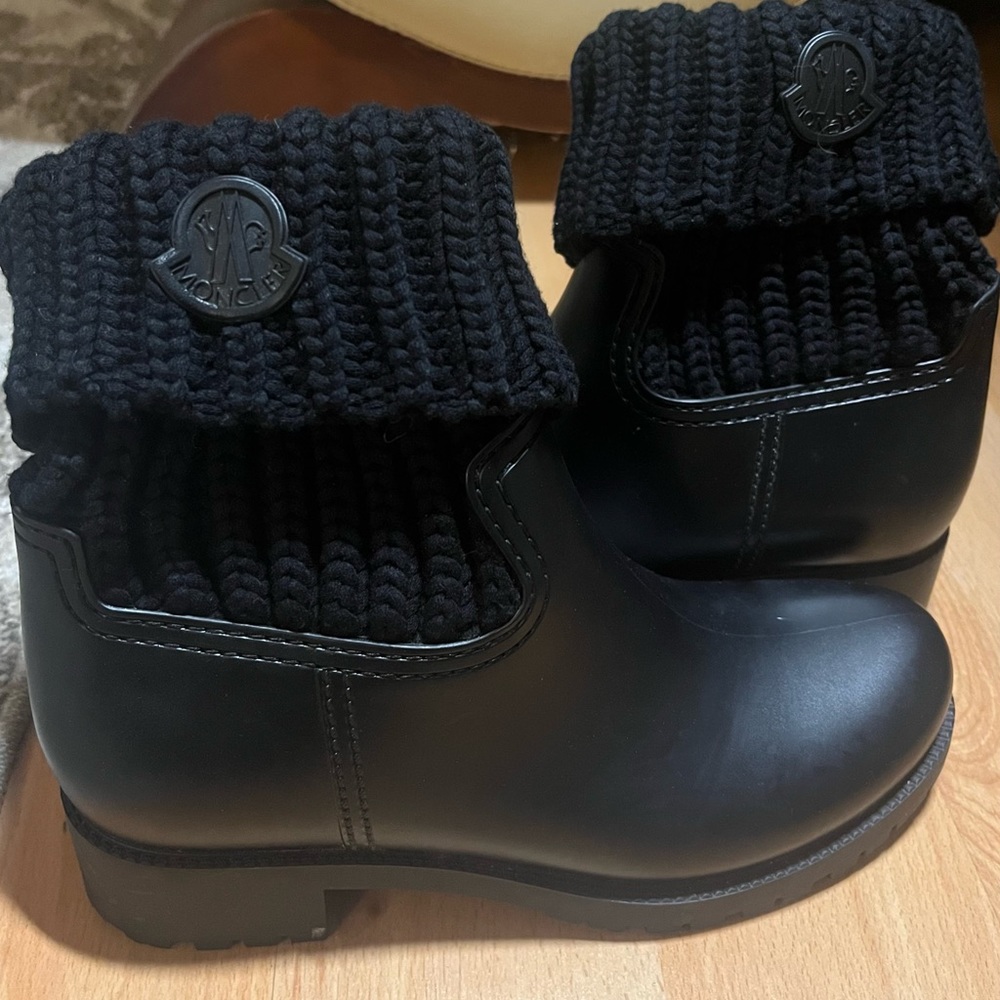 MONCLER GINETTE BLACK RUBBER AND KNIT LUG SOLE BOOTS